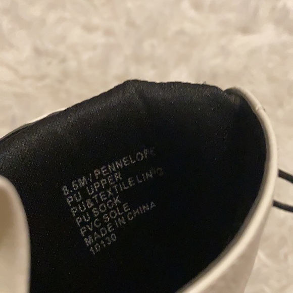 White and black boots - Picture 4 of 4